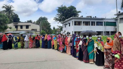 বাগেরহাটে করোনা ভ্যাকসিন প্রদান বুথে নেই স্বাস্থ্যবিধি, বাইরে গ্রহিতাদের ভীড় বাগেরহাটে করোনা ভ্যাকসিন প্রদান বুথে নেই স্বাস্থ্যবিধি, বাইরে গ্রহিতাদের ভীড়
